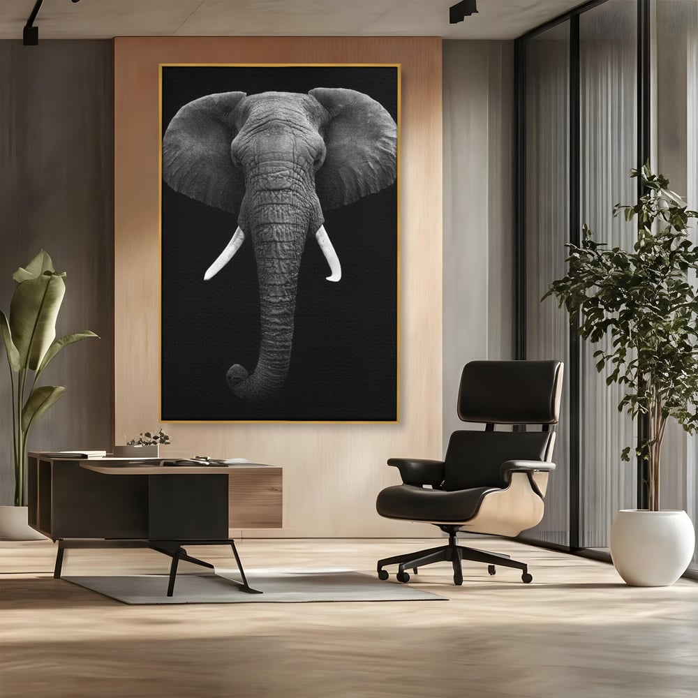 Tablou canvas cu tablou canvas cu cap de elefant, in rama de aluminiu auriu, pe perete intr-un birou